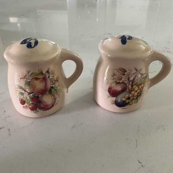 Signed Casey Pottery Marshall, TX USA Salt & Pepper Shakers w/Fruit,Great Shape - Picture 1 of 12